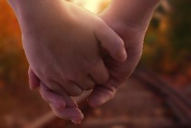 holding-hands-1772035_1920-Pixb-272x182